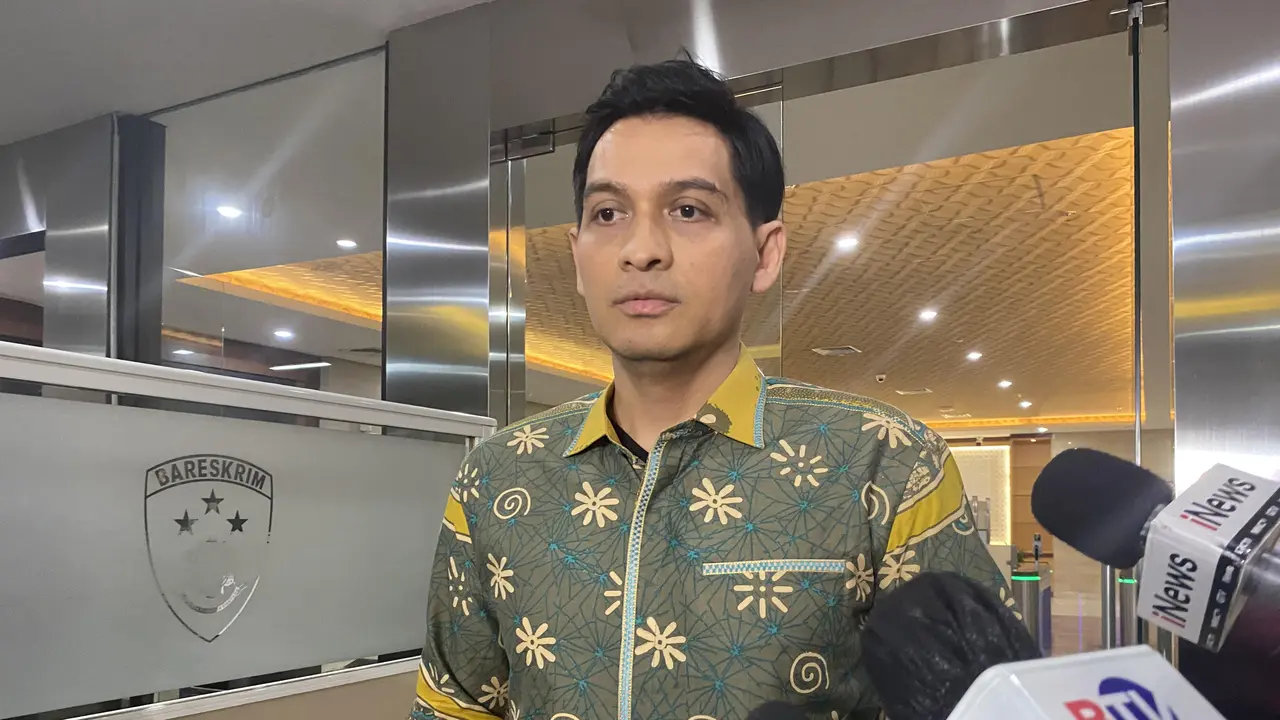 Mantan Wakil Bupati Indramayu Lucky Hakim usai menjalani pemeriksaan sebagai saksi atas kasus pimpinan ponpes Al Zaytun
