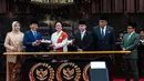 Terpilih kembali menjadi ketua DPR RI, Puan tampil anggun kenakan kebaya warna putih yang dilengkapi selendang warna merah. [@puanmaharaniri].