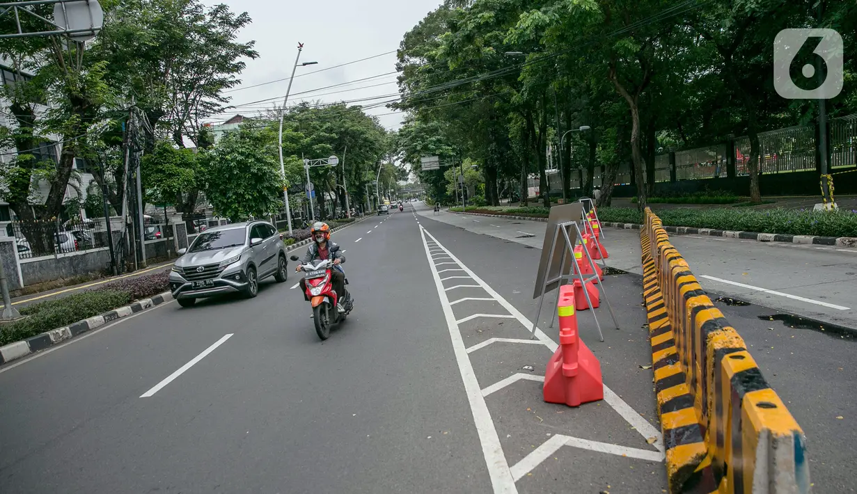 Suasana lalu lintas di kawasan Lapangan Banteng, Jakarta, Rabu (21/1/2021). Selain simbol kerukunan antarumat Islam dan Kristiani, terowongan silaturahmi Masjid Istiqlal-Gereja Katedral juga dibangun sebagai fasilitas untuk memudahkan jemaah. (Liputan6.com/Faizal Fanani)