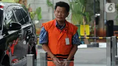 Kepala Satuan Kerja Balai Wilayah Sungai Sumatra (BWSS) VII Bengkulu Kementerian PUPR Edi Junaidi berjalan akan menjalani pemeriksaan lanjutan di Gedung KPK, Jakarta, Kamis (17/10/2019). Edi diperiksa sebagai tersangka penyuap eks Kasi Intel Kejati Bengkulu, Parlin Purba. (merdeka.com/Dwi Narwoko)