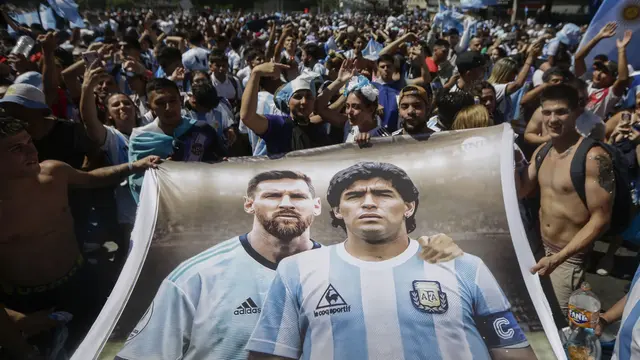 Foto: Lionel Messi Ulangi Momen Maradona saat Menerima Trofi di Piala Dunia 1986