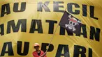 Seorang warga Pulau Pari, Jakarta Utara, berpakaian layaknya tokoh utama anime Jepang One Piece, saat aksi unjuk rasa di depan kantor Kementerian Kelautan dan Perikanan di Jakarta pada Rabu 8 Oktober 2025. (Yasuyoshi CHIBA/AFP)