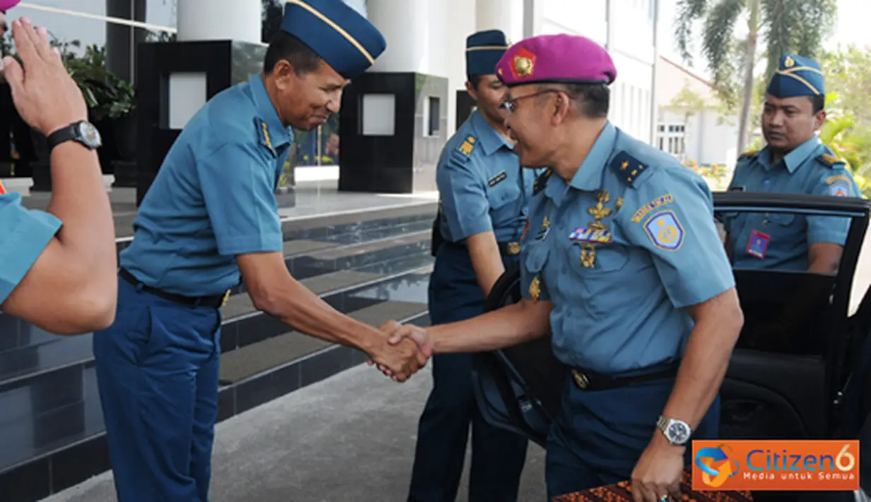 Citizen6, Surabaya: Dankobangdikal Laksda TNI Djoko Teguh Wahojo menerima kunjungan Irbin Itjenal Brigjen TNI Mar Aberdy Nugrahendra di Loby Utama Gedung Kihadjar Dewantara Kesatrian Bumimoro Kobangdikal, Senin (6/8). (Pengirim: Penkobangdikal)