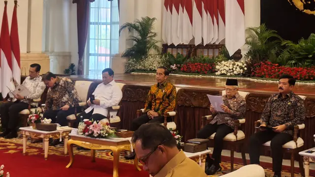 Menteri Pertahanan sekaligus Presiden Terpilih RI, Prabowo Subianto duduk di sebelah  Presiden Joko Widodo atau Jokowi saat memimpin sidang kabinet paripurna di Istana Negara Jakarta, Senin (24/6/2024).