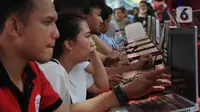 Peserta mengikuti simulasi tes CPNS 2019 berbasis Computer Assisted Test (CAT) di halaman Gedung Sarinah, Jakarta, Minggu (8/12/2019). Simulasi ini bertujuan untuk pengenalan dan sosialisasi sistem seleksi CPNS 2019 yang akan digelar dengan sistem CAT. (Liputan6.com/Helmi Fithriansyah)