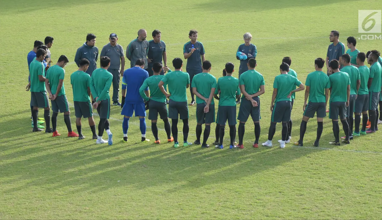 Pelatih Timnas Indonesia U-23. Luis Milla (tengah) memberi arahan jelang latihan di Lapangan A Kompleks GBK, Jakarta, Kamis (21/6). Timnas Indonesia U-23 akan melakoni laga uji coba melawan Korsel U-23, Sabtu (23/6). (Liputan6.com/Helmi Fithriansyah)