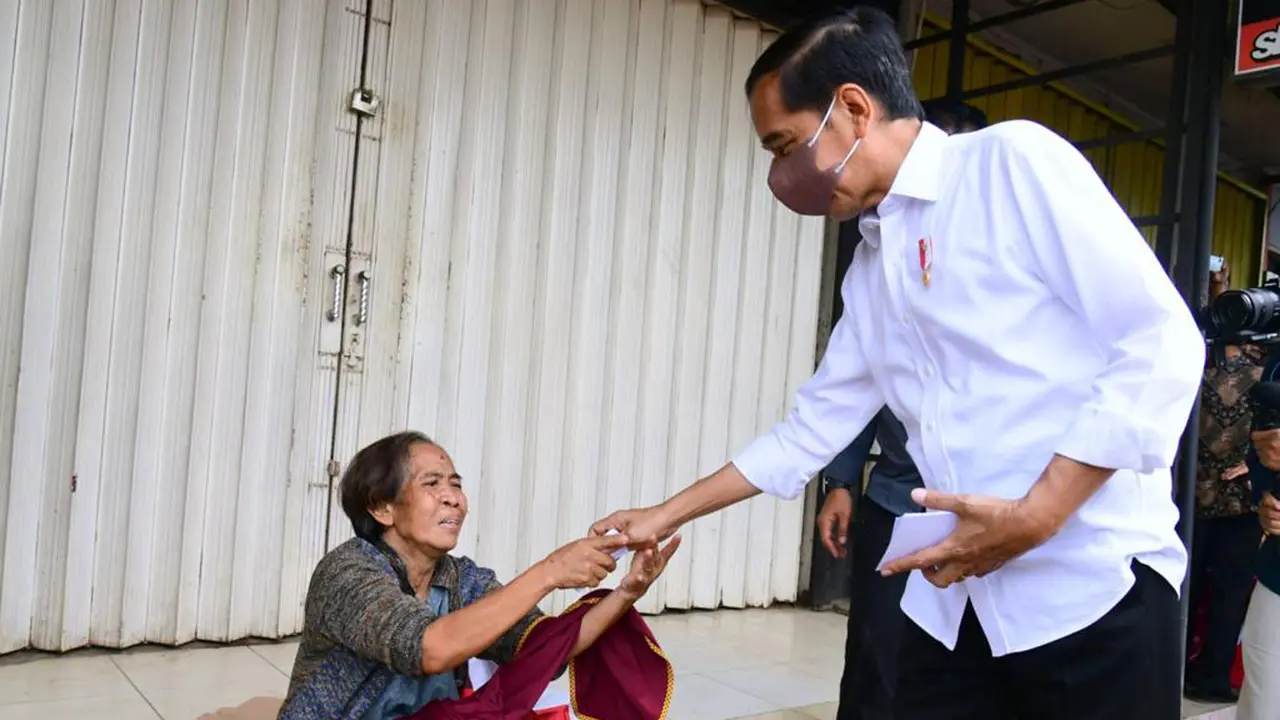 FOTO: Presiden Jokowi Serahkan Bansos untuk Pacu Pertumbuhan Ekonomi dan Jaga Daya Beli Masyarakat