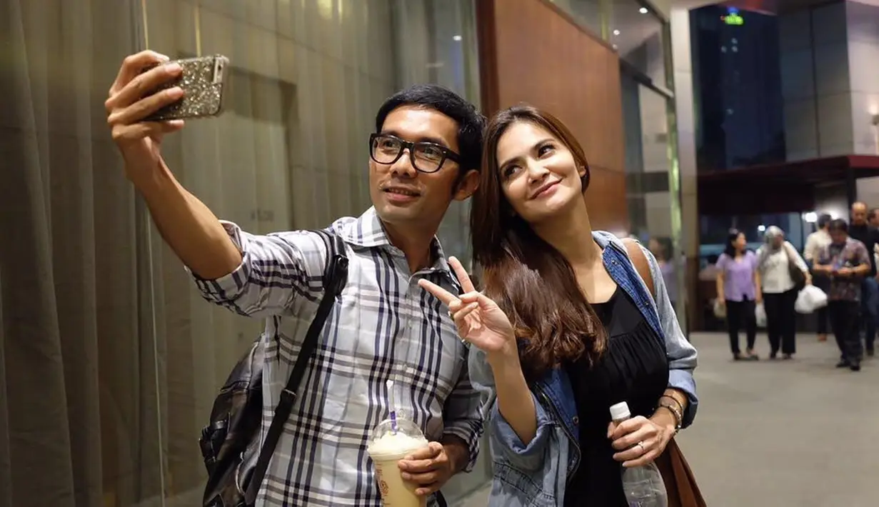 Saat pernah ramai skandal Cut Tari dengan Ariel NOAH tahun 2010, Indra Herlambang adalah salah satu sahabat Cut Tari yang mendukungnya. Sejak skandal tersebut terkuak dan jadi perbincangan, Cut Tari dan Indra Herlambang jarang habiskan waktu bersama. Namun kini keduanya kembali dekat dan didukung oleh netizen. (Liputan6.com/IG/@cuttaryofficial)