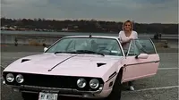 Nenek Ini Antar-Jemput Cucu Pakai Lamborghini