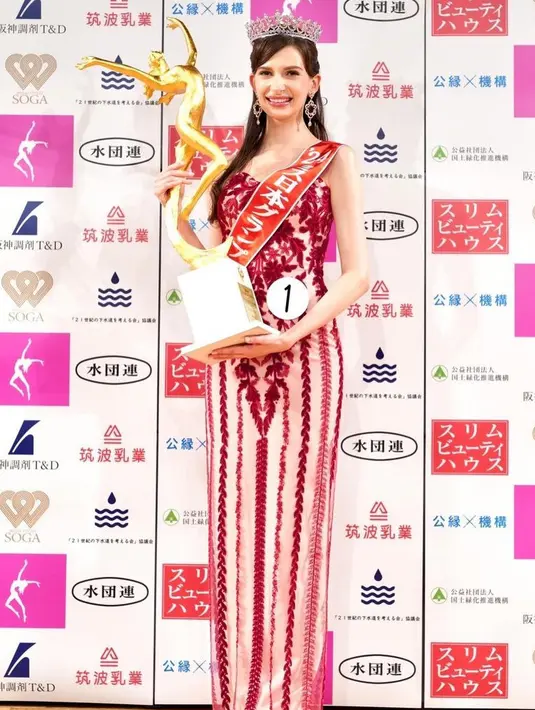 8 Potret Tampilan Carolina Shiino Miss Jepang Terbaru Berparas Bule