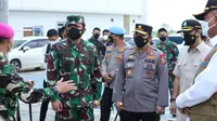 Panglima TNI Marsekal TNI Hadi Tjahjanto bersama Menteri Kesehatan dan Kapolri di Rumah Susun (Rusun) Nagrak. (dok TNI)