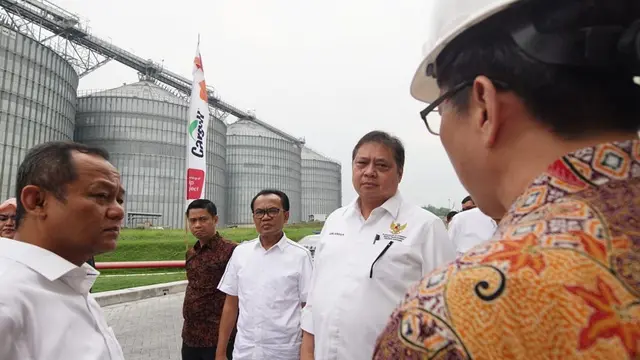 Menteri Koordinator Bidang Perekonomian Airlangga Hartarto melakukan plant tour di fasilitas produksi PT Sorini Agro Asia Corporindo Tbk saat kunjungan kerja ke Pasuruan, Jawa Timur, Kamis (14/12/2023). (Dok Kemenko Perekonomian)