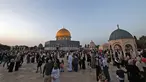 Umat ​​Muslim berfoto di depan masjid Kubah Batu setelah sholat Idul Fitri, yang menandai akhir bulan suci Ramadhan, di kompleks masjid Al-Aqsa di Yerusalem Lama pada 2 Mei 2022. (AFP/Ahmad Gharabli)