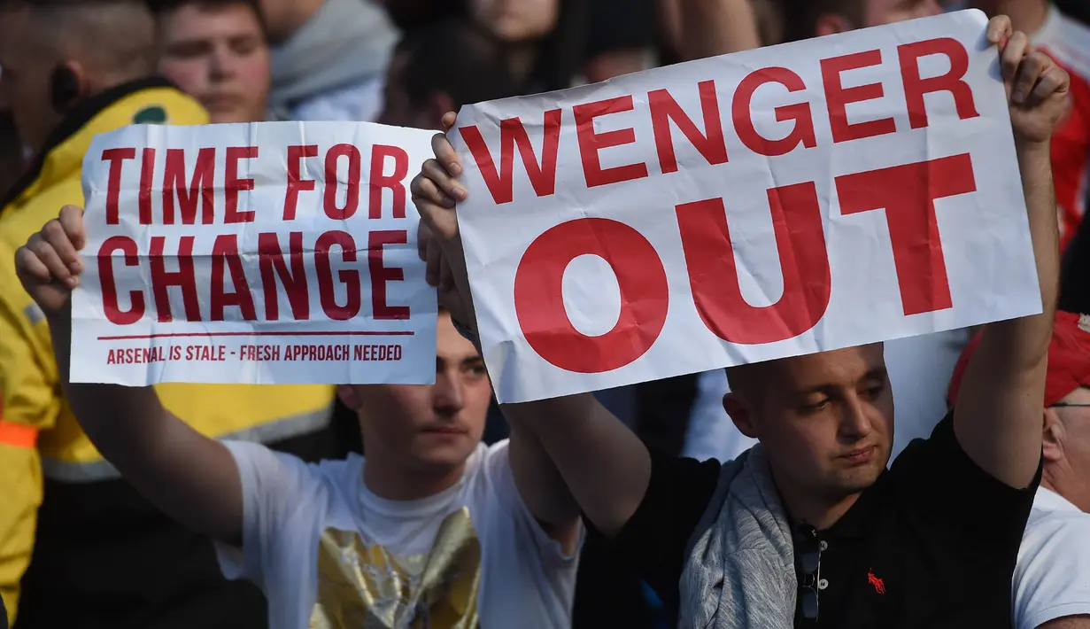 Suporter Arsenal menuntut agar Arsene Wenger mundur pada laga melawan Manchester City di Stadion Etihad, Manchester, Minggu (8/5/2016). (AFP/Paul Ellis)