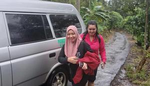 Bidan Liya dan Bidan Cindy nekat jalan kaki menerobos bencana longsor untuk bantu ibu melahirkan. (arief pramono)