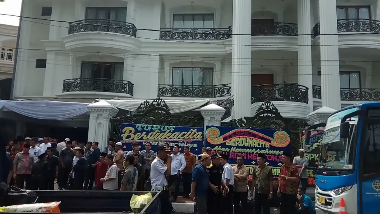 Rumah duka almarhum Romi Herton dipadati para pelayat (Liputan6.com / Nefri Inge)