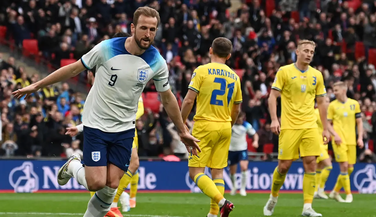 Selebrasi striker Timnas Inggris, Harry Kane setelah menjebol gawang Ukraina pada laga kualifikasi Euro 2024 di Wembley Stadium, London (26/3/2023). Hingga kini Harry Kane total telah tampil dalam 82 laga bersama Timnas Inggris dengan torehan 55 gol dan 17 assist. Pada laga debutnya menghadapi Lithuania dalam laga kualifikasi Euro 2016 (27/3/2015), ia langsung mencetak satu gol dan membawa Inggris menang 4-0. (AFP/Glyn Kirk)