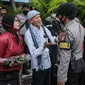 Aparat kepolisian membujuk peserta aksi Reuni 212 untuk membubarkan diri di Jalan Abdul Muis, Jakarta, Kamis (2/12/2021). Tindakan ini diambil demi menghindari terjadinya kerumunan massa. (Liputan6.com/Faizal Fanani)