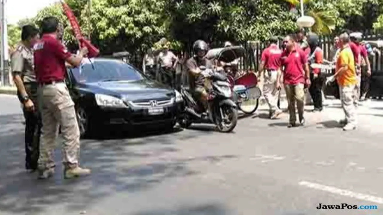 Adegan Acungan Jari Tengah dalam Rekonstruksi Kasus Serudukan Maut di Solo