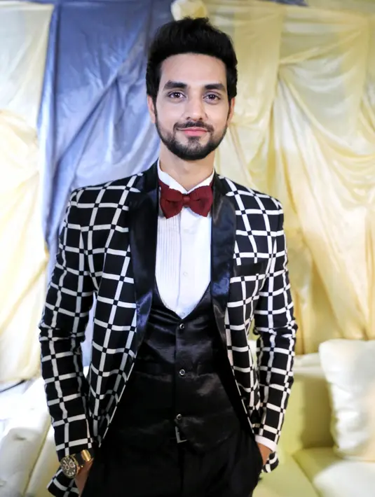 "Biasanya sebelum scene kita berbicara dulu mana adegan yang baik, mana yang romantis," tambah Shakti. (Adrian Putra/Bintang.com)