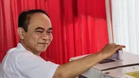 Menkominfo Budi Arie Setiadi menunjukkan surat suara usai mencoblos di TPS 001 Komplek Menteri Taman Widya Chandra Jakarta (Liputan6.com/ Agustinus Mario Damar)
