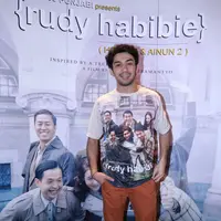 Tentu saja sebagai aktor kawakan, Reza Rahadian memberikan nuansa baru dalam menyuguhkan sajian aktingnya yang berbed dalam film 'Rudy Habibie'. (Galih W Satria/Bintang.com)