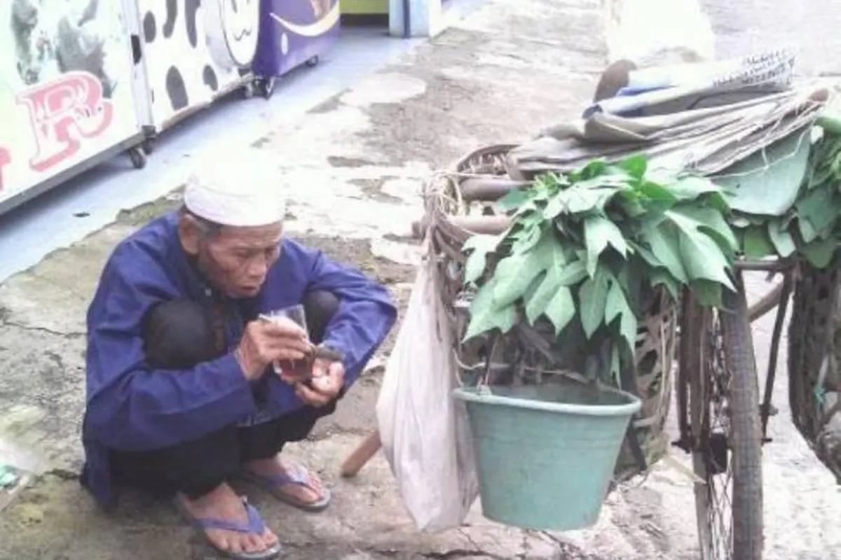 Tak sanggup Berjalan, Kakek Ini Masih Berusaha Jualan Kangkung