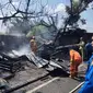 Proses pemadaman satu unit kios yang terbakar di Bandar Lampung diduga disebabkan oleh ODGJ yang sembarangan membakar sampah. Foto : (Istimewa).