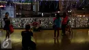 Sejumlah pengunjung berfoto di depan Bola bertuliskan harapan tergantung di pagar jembatan Eco Skywalk di Mall Central Park, Jakarta, Senin Malam (19/12). Serta menyebarkan pesan damai dalam keberagaman antar umat. (Liputan6.com/Johan Tallo)