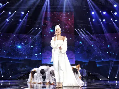 Penyanyi Agnez Mo saat tampil dalam malam puncak HUT ke-28 SCTV di ICE BSD, Tangerang, Banten, Jumat (24/8). Agnez Mo tampil cantik menggenakan gaun putih saat membawakan lagu berjudul "Sebuah Rasa". (Liputan6.com/Faizal Fanani)
