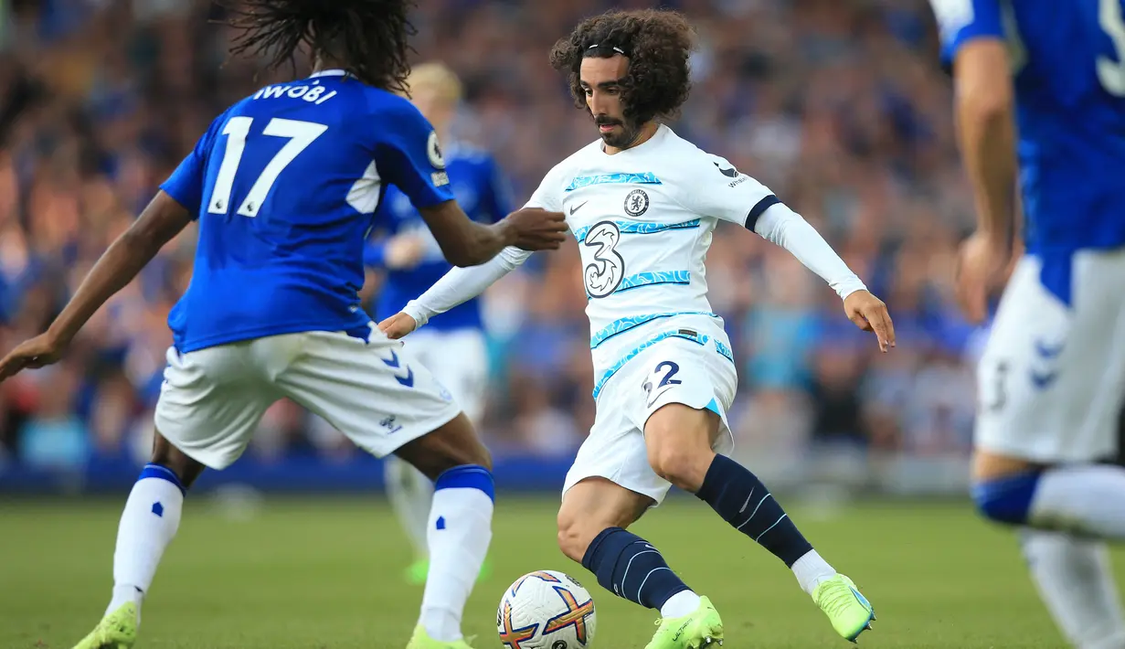 Marc Cucurella. Bek kiri Spanyol berusia 24 tahun ini baru saja didatangkan Chelsea dari Brighton and Hove Albion pada awal musim 2022/2023. Pemain yang dihargai 65,3 juta euro atau setara Rp994 miliar ini langsung dimainkan saat Chelsea menang 1-0 atas tuan rumah Everton di pekan pertama Liga Inggris 2022/2023. Semusim membela Brighton, ia total tampil dalam 38 laga di semua ajang dengan torehan 1 gol dan 2 assist. (AFP/Lindsey Parnaby)