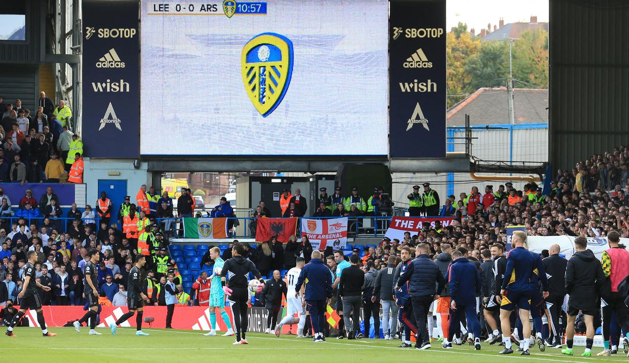 Wasit kemudian memerintahkan semua pemain masuk lagi ke ruang ganti setelah menunggu selama 10 menit. Petugas pertandingan juga sempat mengetes bola di sekitar gawang. (AFP/Lindsey Parnaby)