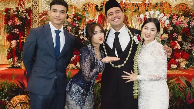 6 Pesona Fuji An dalam Kebaya Mewah Biru Navy di Momen Akad Nikah Sang Kakak, Frans Faisal