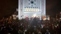 Komunitas Lintas Agama menggelar aksi damai melawan terorisme di depan Gereja Katedral Ijen, Malang, Jawa Timur (Liputan6.com/Zainul Arifin)