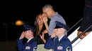 Presiden AS Barack Obama bersama putrinya Malia saat tiba di Honolulu, Hawaii, AS (16/12). Menyambut natal Barack obama mengajak keluarganya untuk merayakan di Hawaii. (REUTERS / Kevin Lamarque)