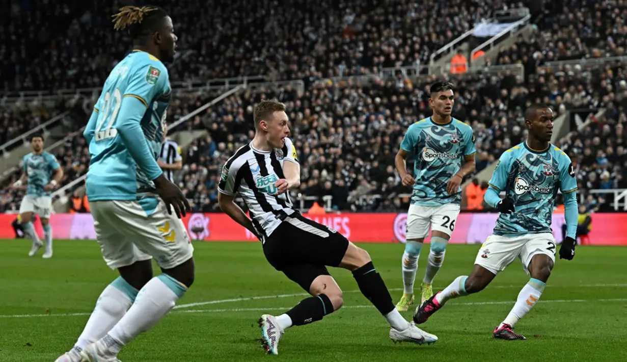 Pemain Newcastle United Sean Longstaff (tengah) bereaksi setelah menendang dan mencetak gol ke gawang Southampton pada pertandingan sepak bola semifinal Piala Liga Inggris di Stadion St James's Park, Newcastle, Inggris, 31 Januari 2023. Newcastle United mengalahkan Southampton dengan skor 2-1 dan berhasil melenggang ke final Piala Liga Inggris. (Paul ELLIS/AFP)