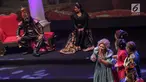 Sejumlah pemain saat tampil dalam teater musikal bertajuk "Satyam Eva Jataye" di Taman Ismail Marzuki, Jakarta Pusat, Selasa (23/1). Acara ini dalam rangka Hari Ulang Tahun (HUT) ke-71 Ketua Umum PDIP Megawati Soekarnoputri. (Liputan6.com/Faizal Fanani)