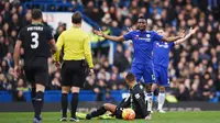 Gelandang Chelsea, John Obi Mikel mendapat teguran dari wasit usai menjatuhkan pemain Stoke. Pada laga itu wasit mengeluarkan tiga kartu kuning. (Reuters/Tony O'Brien)