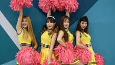 Empat Cheerleader berpose sebelum pertandingan di tempat hoki es Gangneung di Olimpiade Musim Dingin Pyeongchang 2018 di Gangneung, Korea Selatan (17/2). (AFP Photo/Ed Jones)