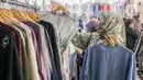 <p>Warga memilih pakaian yang dijual di Pasar Tanah Abang, Jakarta, Minggu (1/12/2024). (Liputan6.com/Herman Zakharia)</p>