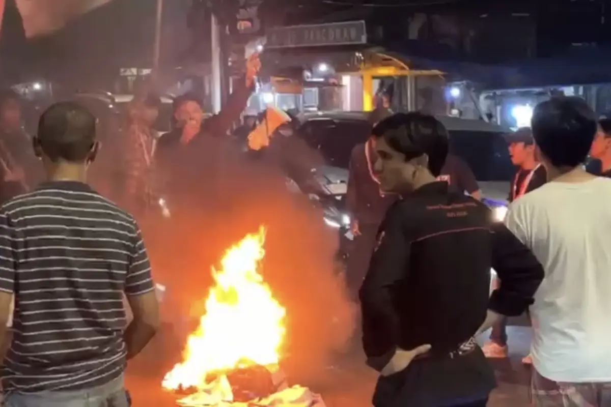 Demonstran bakar ban di Pancoran