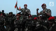 Komandan Jenderal Kopassus yang baru Mayjen TNI Deddy Suryadi (kiri) bersama Mayjen TNI Iwan Setiawan setelah usai acara serah terima jabatan di depan lapangan Mako Kopassus, Cijantung, Jakarta, Jumat (28/4/2023). (merdeka.com/Imam Buhori)