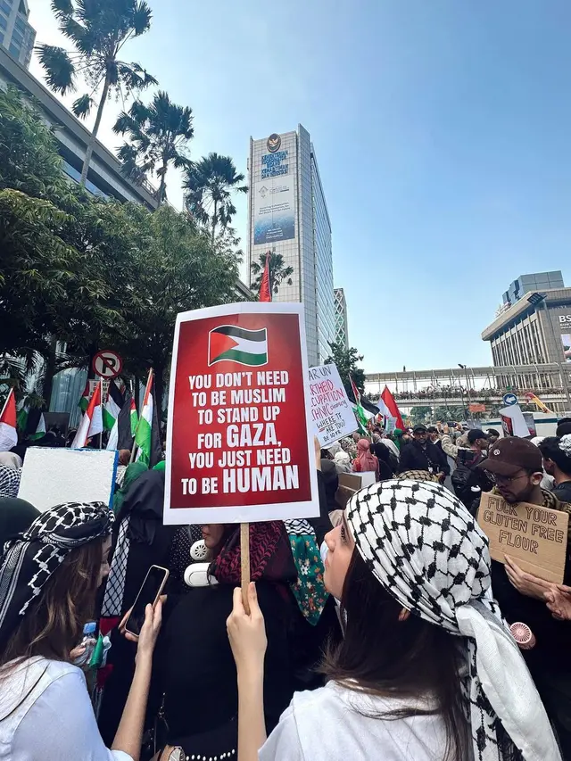 Syifa Hadju membawa banner berisi seruan atas pembelaannya terhadap Palestina