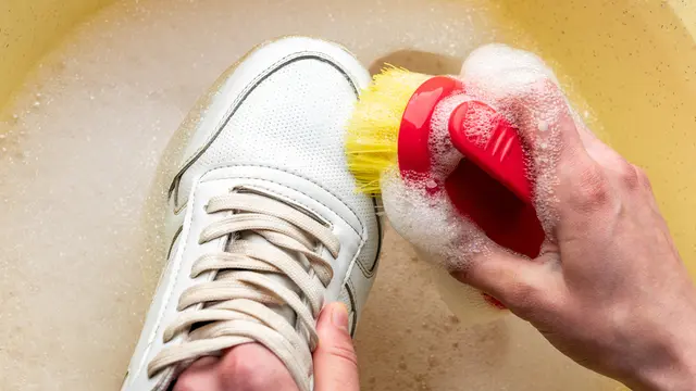 Bikin Cepat Rusak, Inilah 3 Kesalahan yang Perlu Dihindari saat Mencuci Sepatu
