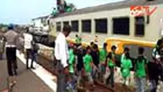 Ratusan suporter Persebaya Surabaya yang biasa diebuk bonek diturunkan polisi dan petugas keamanan Stasiun Mojokerto, Jatim, dari atap gerbong kereta. Ini dilakukan karena dikhawatirkan para bonek akan berbuat anakis di sepanjang perjalanan. 