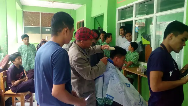 Cukur Gratis di Kampung Cukur, Siapa Mau Coba?