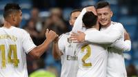 Striker Real Madrid, Luka Jovic, berselebrasi dengan rekan setimnya setelah mencetak gol ke gawang Leganes pada pekan ke-11 La Liga 2019-2020 di Santiago Bernabeu,, Rabu (30/10/2019). Real Madrid tanpa ampun menghajar tamunya Leganes, 5-0. (AP/Bernat Armangue)