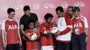 Legenda sepak bola Inggris, David Beckham, dan Menpora RI, Imam Nahrawi, membagikan bola di Stadion Soemantri Brodjonegoro, Jakarta, Minggu (25/3/2018). AIA membagikan 10.000 bola kepada akademi sepak bola di Indonesia. (Bola.com/M Iqbal Ichsan)