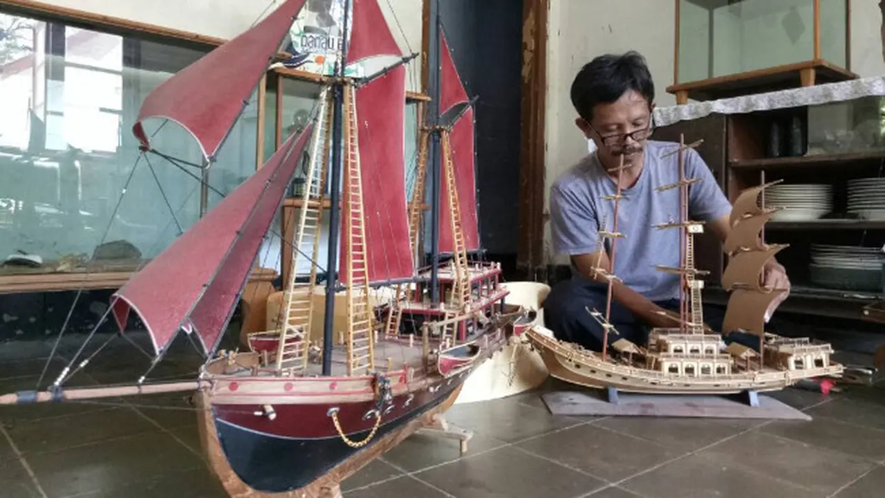Kiprah Bah Iping, Perajin Miniatur Kapal Asal Purwakarta yang Gebrak Mancanegara