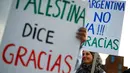 Aktivis pro-Palestina menunjukkan poster ungkapan terima kasih kepada timnas sepak bola Argentina di Barcelona (6/6). Selain aktivis ini, para pejabat sepak bola Palestina memuji Argentina dan bintangnya, Lionel Messi. (AFP Photo/Pau Barrena)